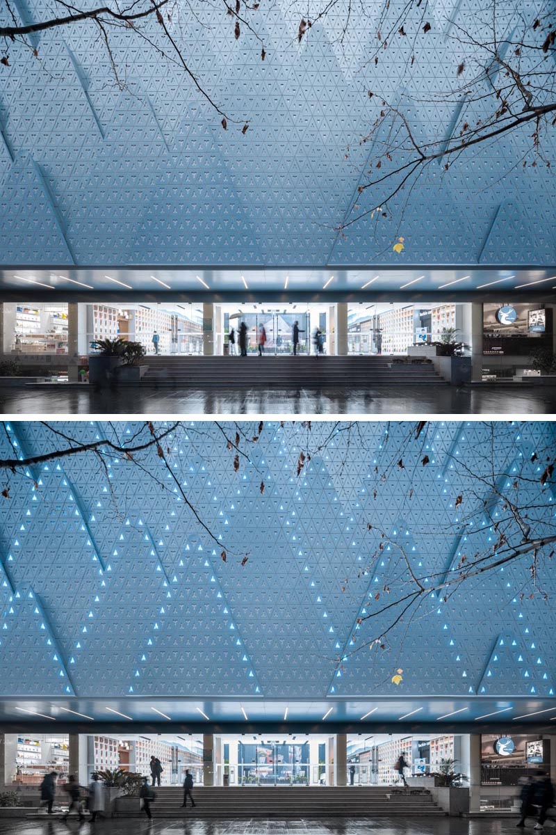 Слои перфорированных алюминиевых пластин в форме гор были созданы для создания фона для уличных деревьев и символизируют новую жизнь книжного магазина на иностранных языках провинции Хубэй. # Архитектура #FacadeDesign #BuildingDesign