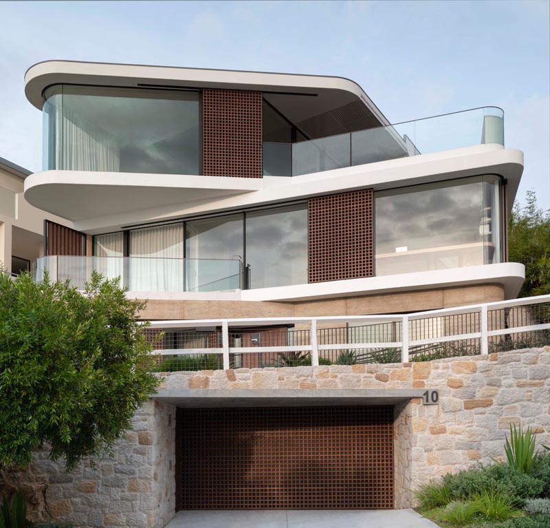 Luigi Rosselli Architects спроектировали новый современный дом в Сиднее, Австралия, который представляет собой многослойную композицию со смещением. #ModernHouse #ModernArchitecture #OffsetArchitecture #CurvedWindows