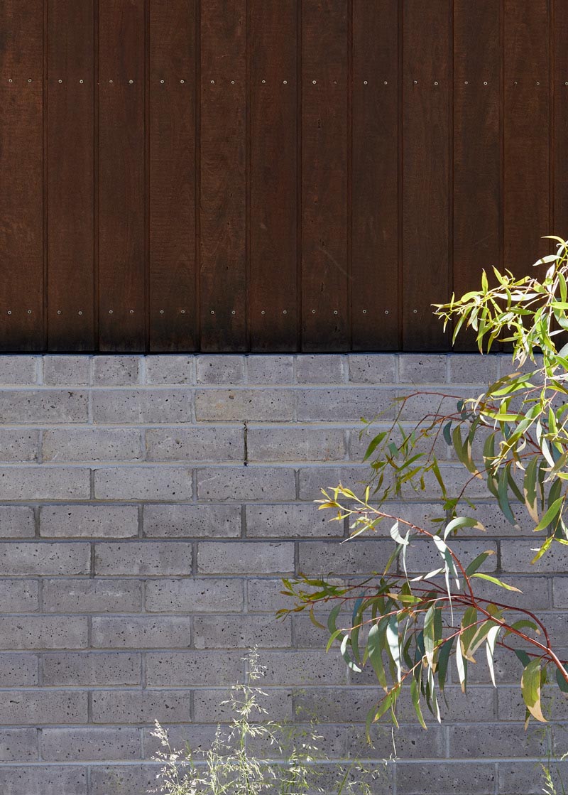 Блоки Timbercrete проникают в интерьер дома и дополняют палитру полированных бетонных полов и местной древесины твердых пород, создавая теплый, но прочный интерьер.