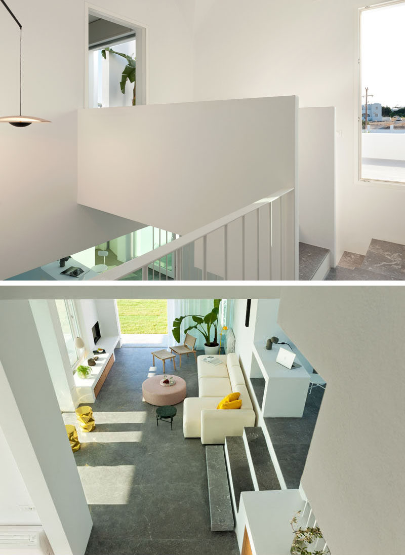  Эта современная белая лестница обеспечивает вид на гостиную сверху, а небольшой мост ведет к главной спальне. # Архитектура # ИнтерьерДизайн 