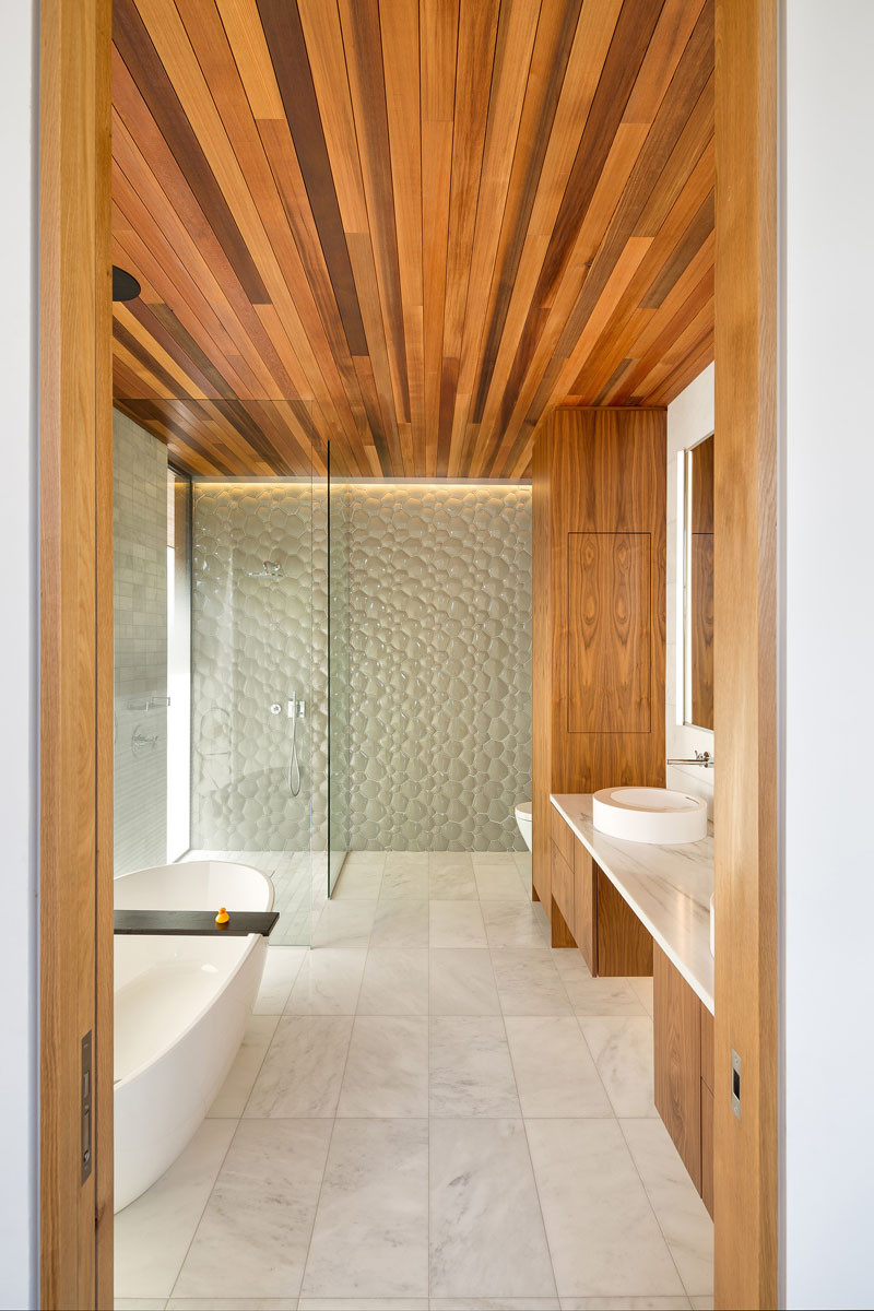 В оформлении ванной комнаты используется дерево, простой белый мрамор и игривая стеклянная плитка. 