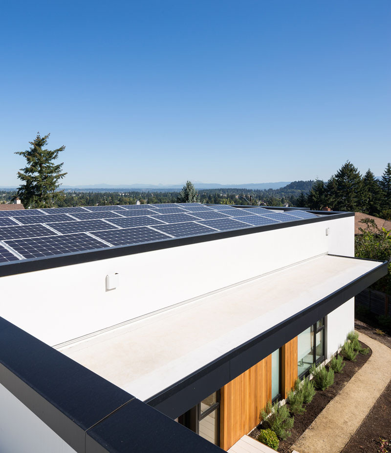 В этом доме в Портленде, штат Орегон, большая часть крыши отведена под солнечные батареи. 