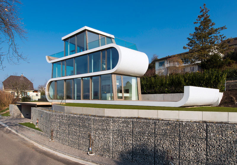 Этот семейный дом на Цюрихском озере в Швейцарии кажется почти ленточным по своему дизайну, а белый проходит через весь дом, легко определяя разные этажи 