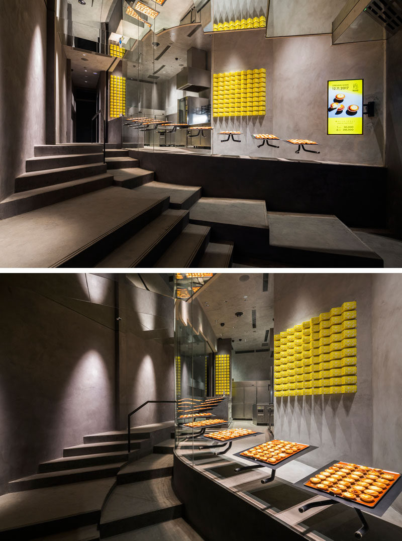  Чтобы создать уникальный внешний вид, лестница, ведущая от входа в современную пекарню к кассе, спроектирована так, чтобы отобразить неровный интерьер магазина, позволяя людям, проходящим мимо или стоящим в очереди, увидеть эту рабочую внутри. #ModernBakery # RetailDesign #StoreDesign 