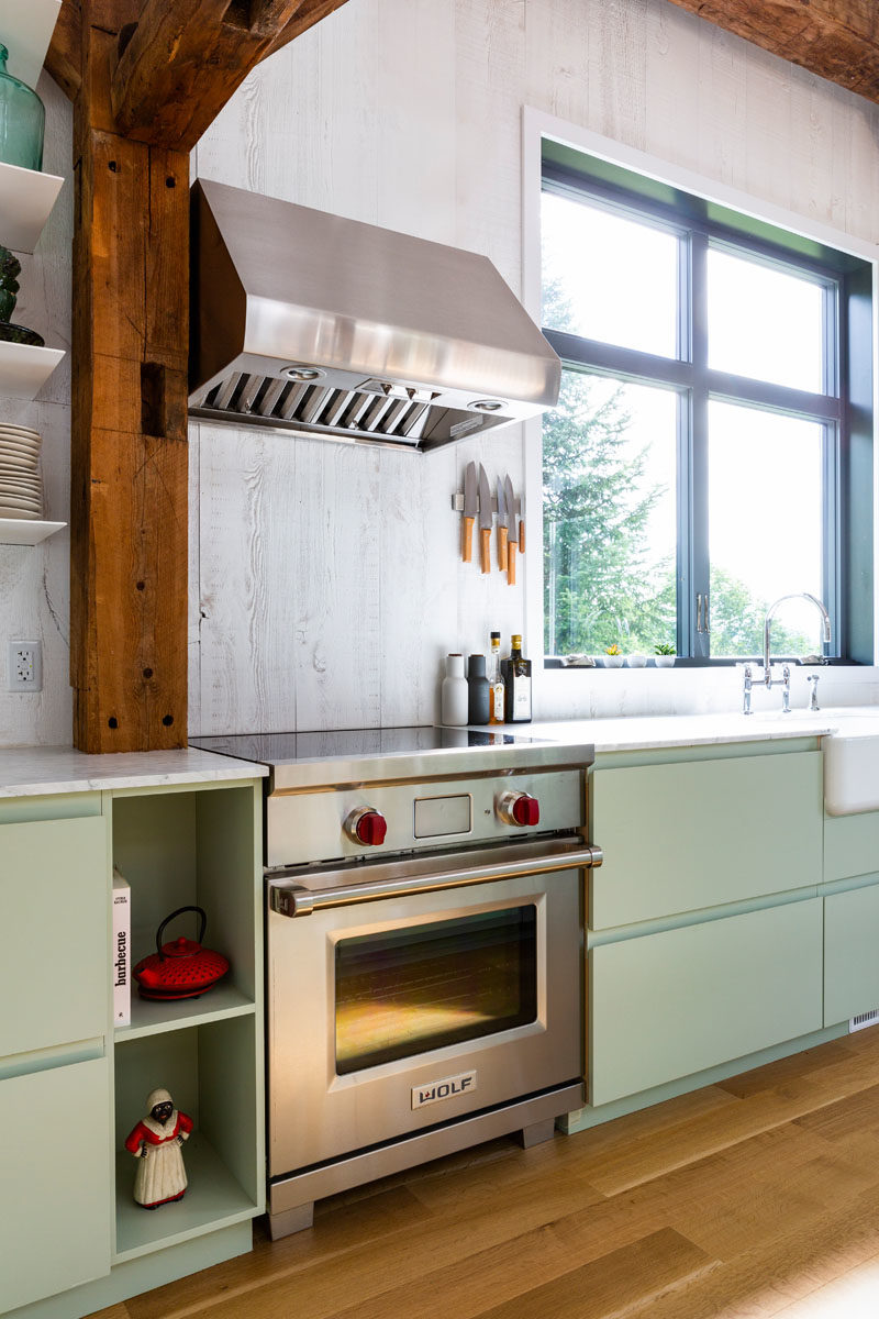 Идеи для кухни - на этой кухне побеленные стены дополняют тонкие парящие полки и светло-зеленые шкафы. #KitchenDesign #KitchenIdeas #ModernKitchen #BarnKitchen