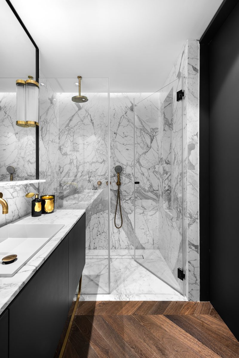 В этой современной серо-черной ванной комнате застекленная душевая кабина имеет скрытое освещение, которое создает мягкое сияние в пространстве. # Современная ванная # Дизайн ванной # Дизайн душа