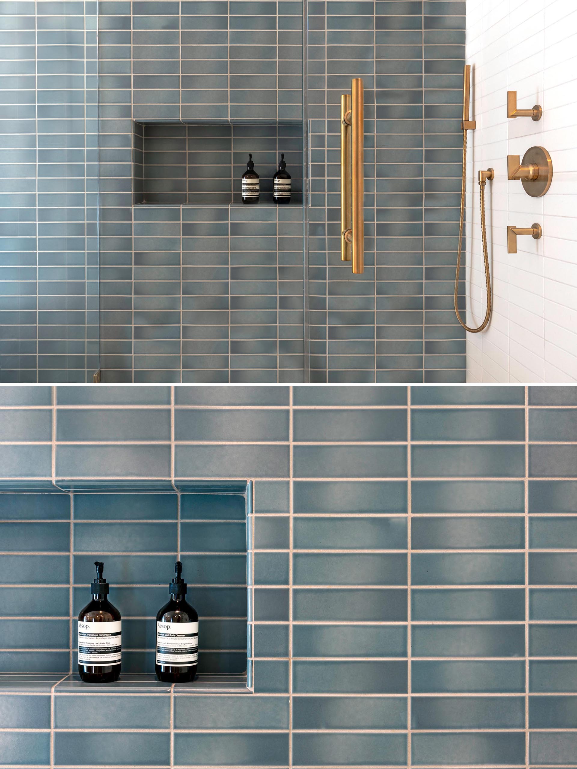 Это современная ванная комната с сине-белой прямоугольной плиткой на стене, душем с нишей для стеллажа и латунной сантехникой.