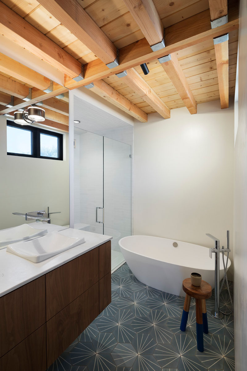 В этом В современном доме в потолках видны структурные балки и опоры. # Ванная # ОткрытыйПотолок 