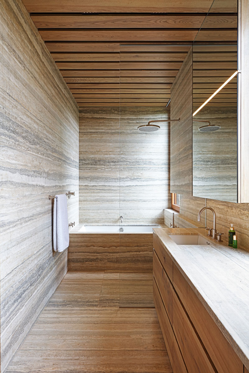 В этой современная ванная комната пол и стены отделаны камнем, а потолок и туалетный столик отделаны деревом. #BathroomDesign 