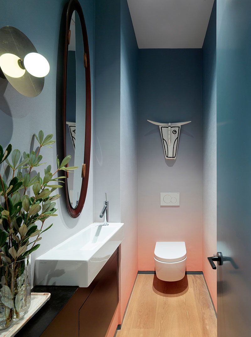 Идеи для ванной - эта современная дамская комната украшена обоями в стиле омбре и маской быка от норвежского художника Арне Линдааса. #PowderRoom #BathroomIdeas #BathroomDesign