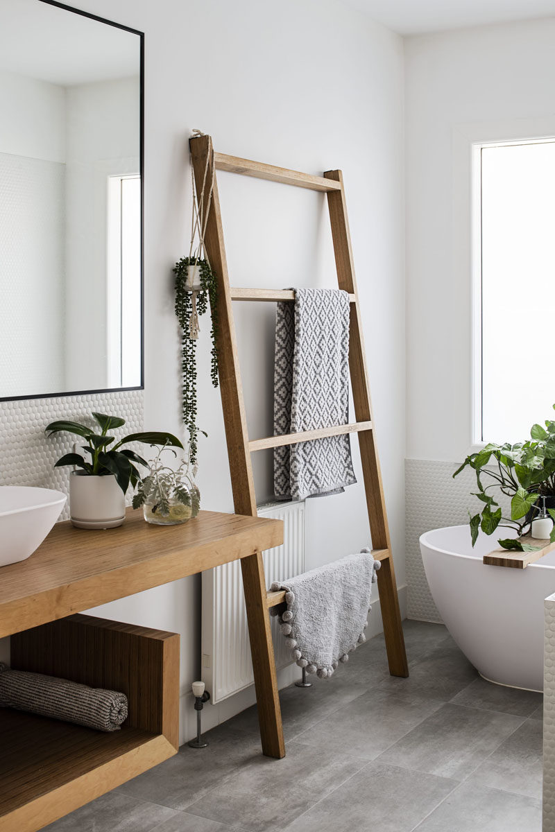 Эта обновленная Современная ванная комната выдержана в строгом стиле с использованием нейтральной цветовой палитры и натуральных материалов. # Современная ванная # Дизайн ванной 