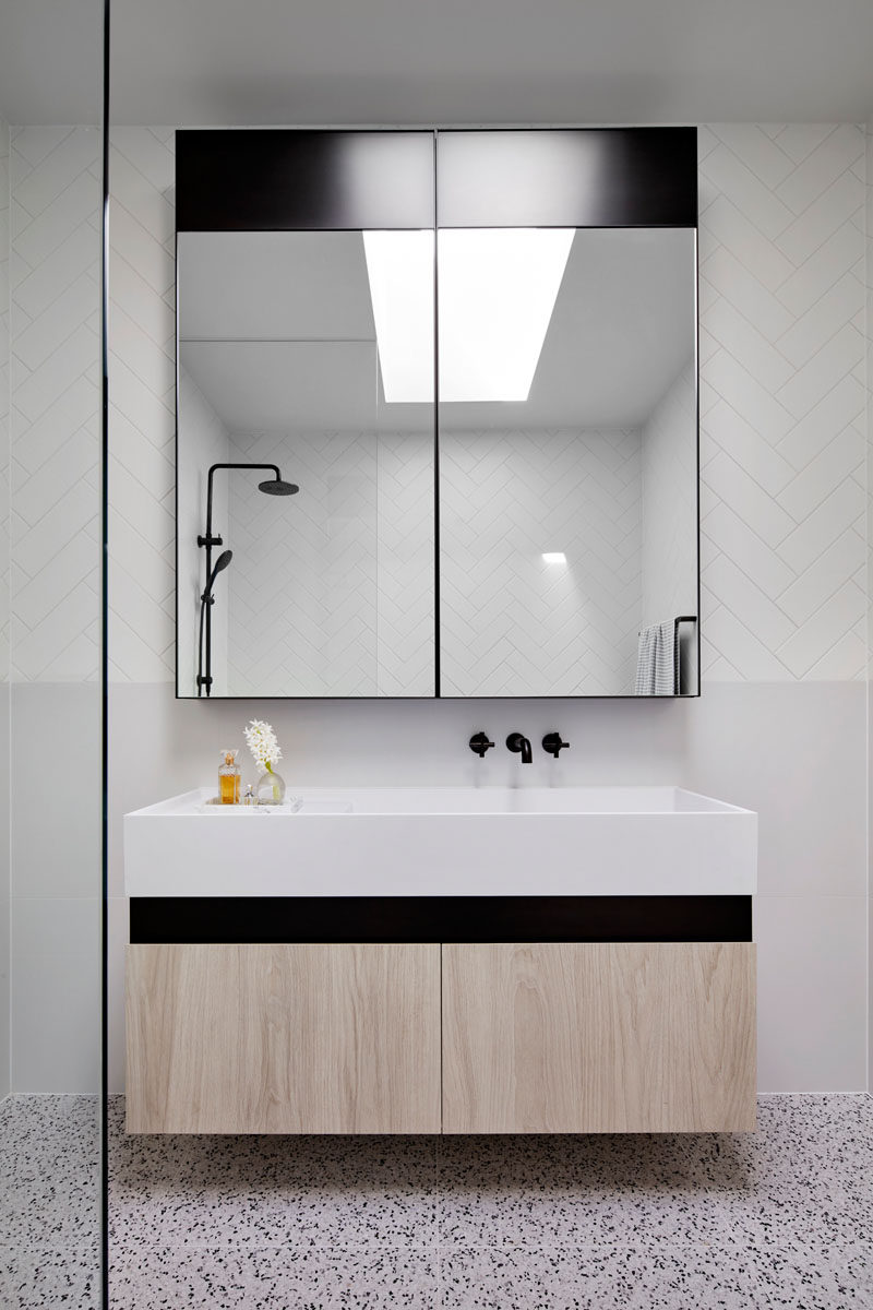 В Современная ванная комната потолочное окно естественный свет в пространстве, а большое зеркало помогает отражать свет. # Ванная # Современная комната # Ванная # Дизайн 