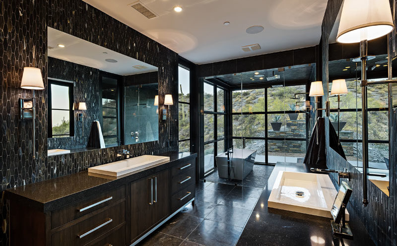 Идеи для ванных комнат - в этой современной ванной комнате черная плитка создает эффектный вид, а отдельно стоящая ванна и двойной душ расположены в стеклянной комнате, создавая ощущение, что вы находитесь на улице. # ModernBathoom #BathroomIdeas #BathroomDesign