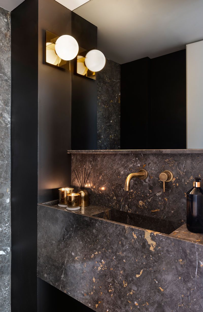 В этой современной дамской комнате металлические акценты сочетаются с темным камнем и черными стенами, создавая смелый и эффектный вид. # МодернПорошковая Комната # Дизайн Ванной