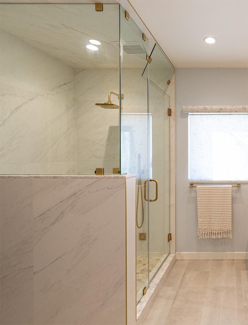 В этой современной ванной комнате использованы латунные акценты, например, в душевой лейке и зажимах, удерживающих стекло на месте. # Ванная # Дизайн Душа # Закрытый Душ