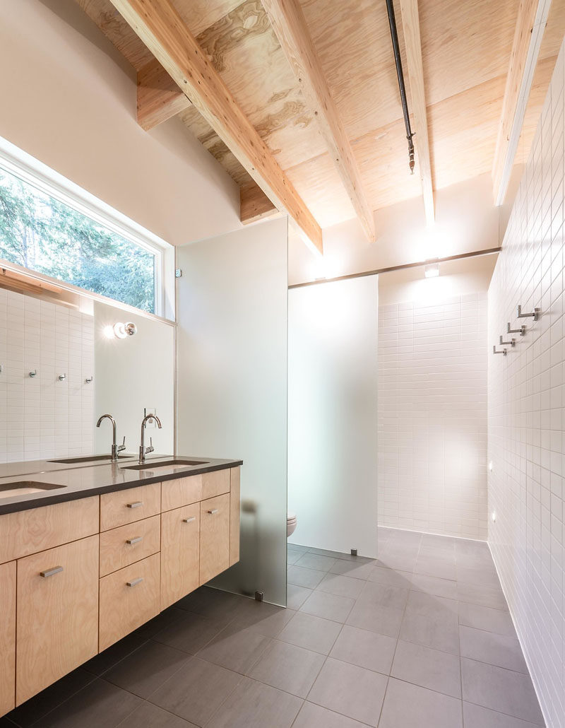 В этой простой и современной комнате использовались перегородки из матового стекла, чтобы отделить туалет и душ от остального пространства.