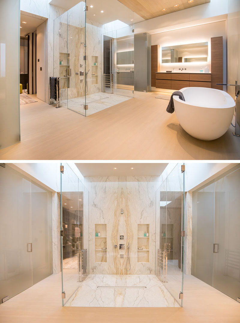  В современной главной комнате есть большая душевая кабина со стеклянной окантовкой, рядом с этой установленной отдельно стоящей ванной и туалетный столик с зеркалом с подсветкой. 