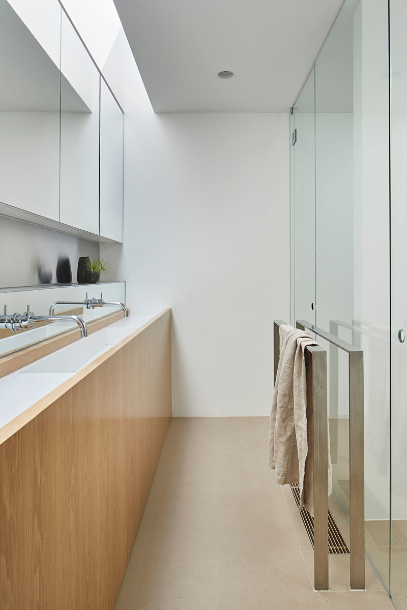Идеи для ванных комнат - эта современная ванная комната демонстрирует узкую деревянную раковину, которая проходит по всей длине стены. # Узкая тщеславие # Современная ванная # Идеи для ванной # Дизайн для ванной
