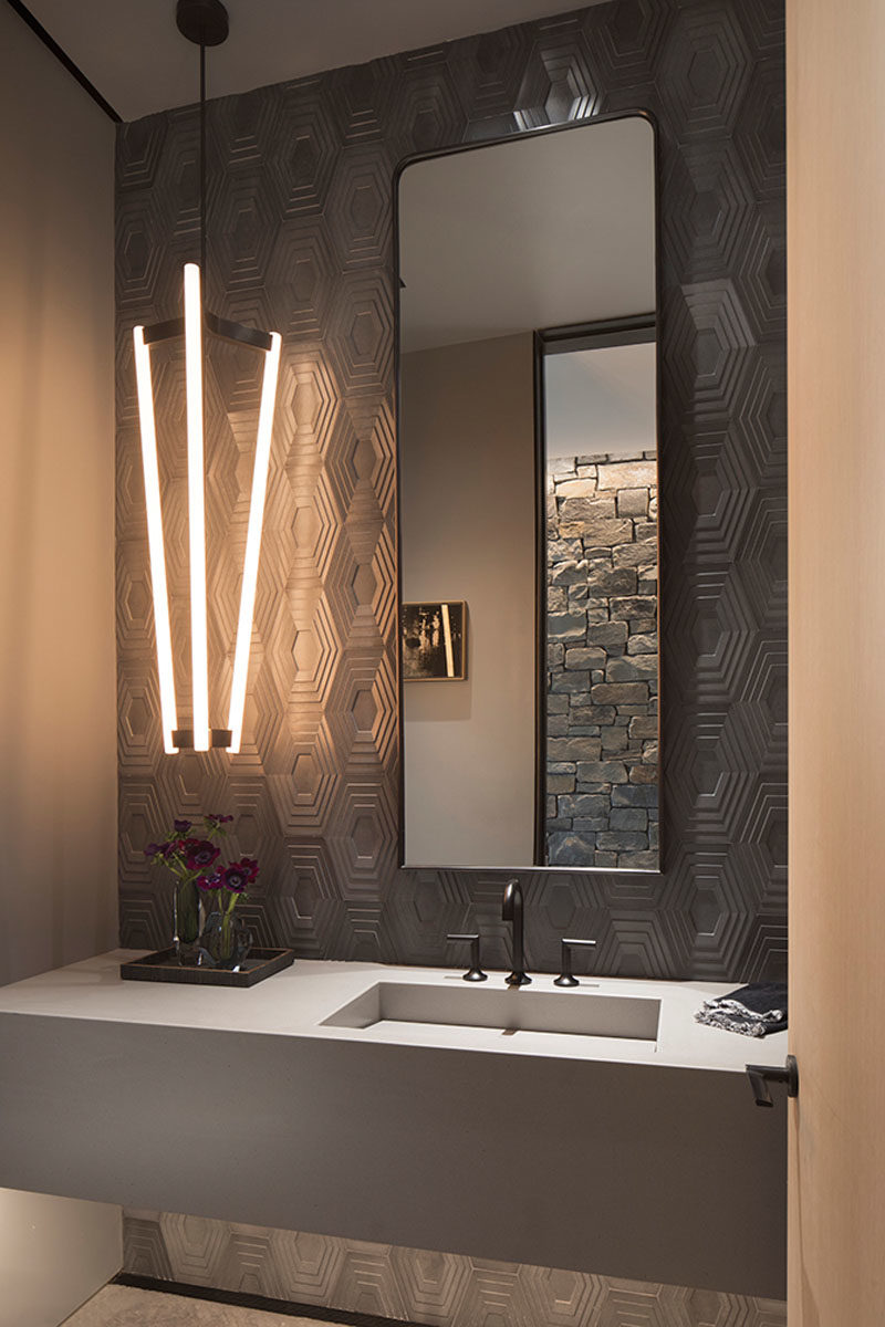 Идеи для ванных комнат - в этой современной ванной комнате серая геометрическая плитка покрывает стены, а высокое зеркало и длинный подвесной светильник привлекают внимание к высоте комнаты. #BathroomIdeas # ModernBathroom