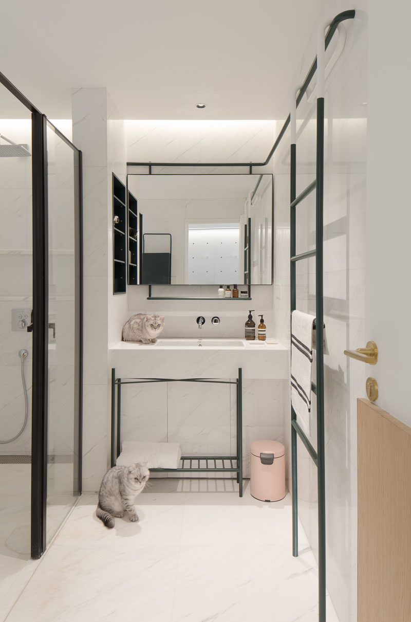  В этой современной главной ванной комнате были использованы черные акценты, чтобы контрастировать с белыми стенами, потолком и полом. # Современная # Дизайн ванной # БелаяВанная 