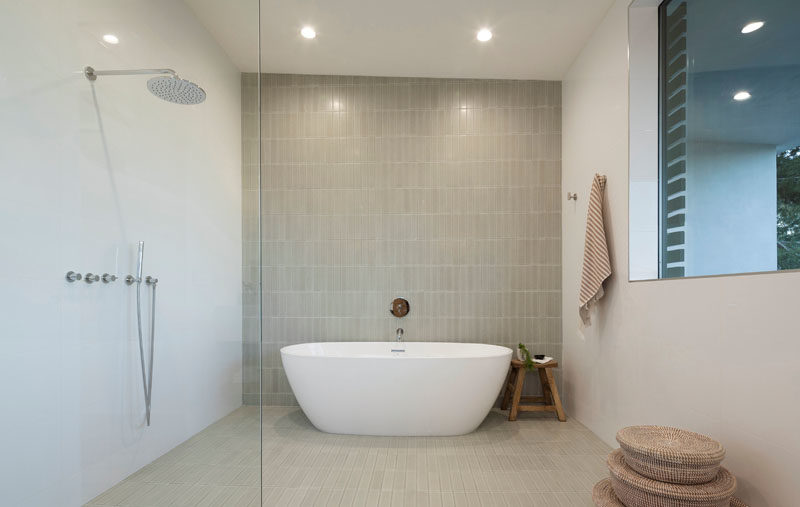 Идеи для ванных комнат - в этой современной ванной комнате стена из вертикальной плитки служит фоном для отдельно стоящей ванны. #BathroomIdeas # ModernBathroom