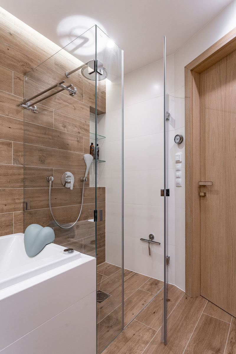 Идеи для ванных комнат - в ванной комнате плитка с отделкой под дерево покрывает стены и пол, а стеклянная душевая кабина позволяет свету проходить через небольшое пространство, делая его больше и ярче. # Современная ванная # Деревянная плитка # Идеи для ванной # Дизайн для ванной