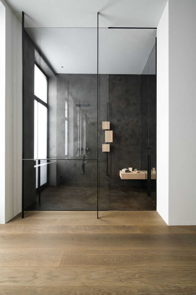 В этой современной ванной комнате есть деревянные полы и душевая кабина, закрытая стеклянная перегородка. # Дизайн ванной # МодернВанная # МодернДуш