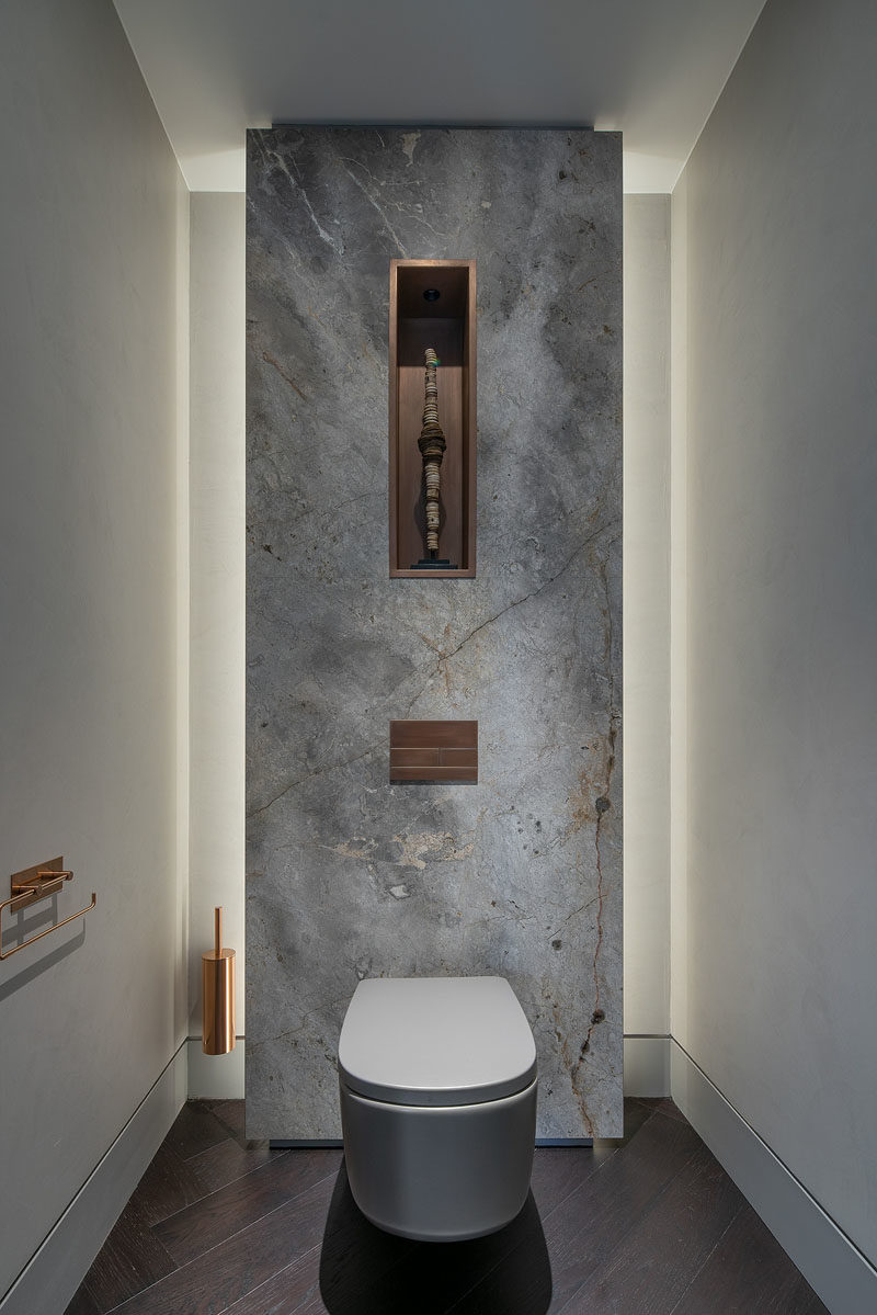 Идеи для ванных комнат - В этой современной ванной комнате акцентная стена из камня выделяется сзади, а встроенная полка позволяет продемонстрировать небольшую скульптуру. #BathroomIdeas # ModernBathroom #BathroomDesign