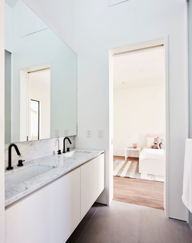 В этой современной ванной комнате есть минималистские шкафы, двойная раковина и черные акценты. # Современная ванная # Дизайн ванной # Душевая кабина