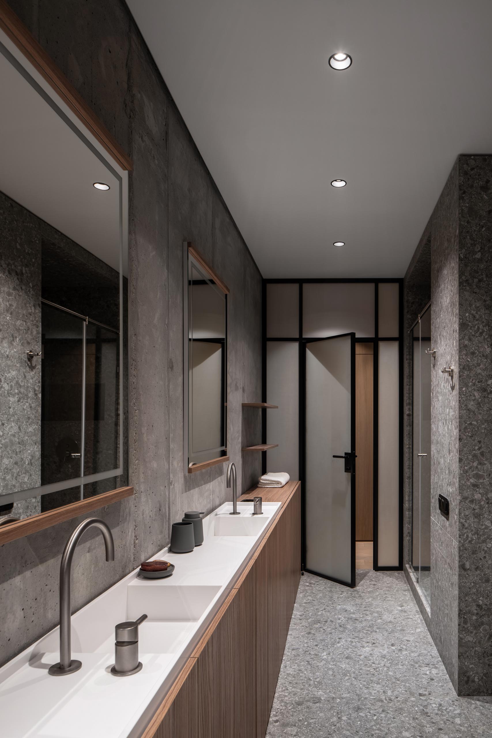 Современная ванная комната с изготовленной на заказ узкой двойной раковиной с белой столешницей и деревянными шкафчиками под ней.