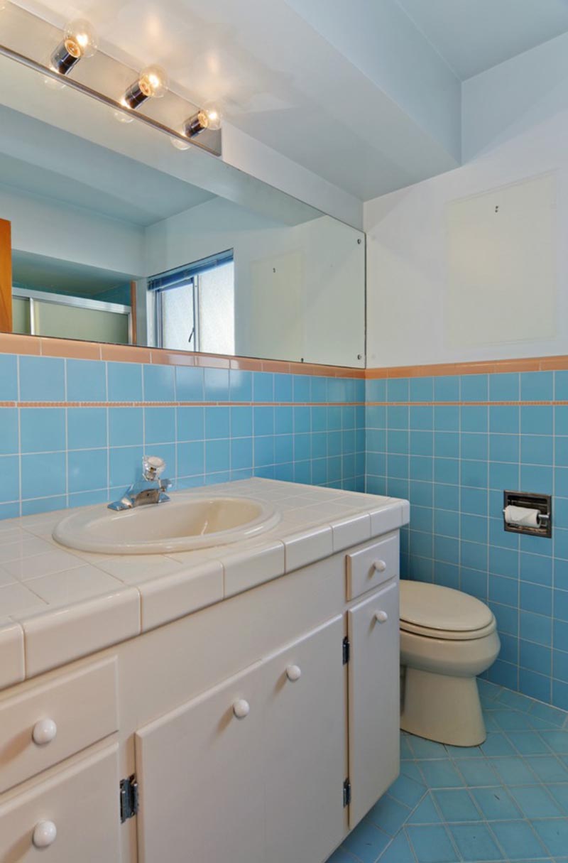 BEFORE PIC - В рамках проекта реконструкции базирующаяся в Сиэтле компания SHED Architecture & amp; Дизайн изменил устаревшую ванную комнату и довел ее до современных стандартов. # Ремонт ванной # Ремонт ванной
