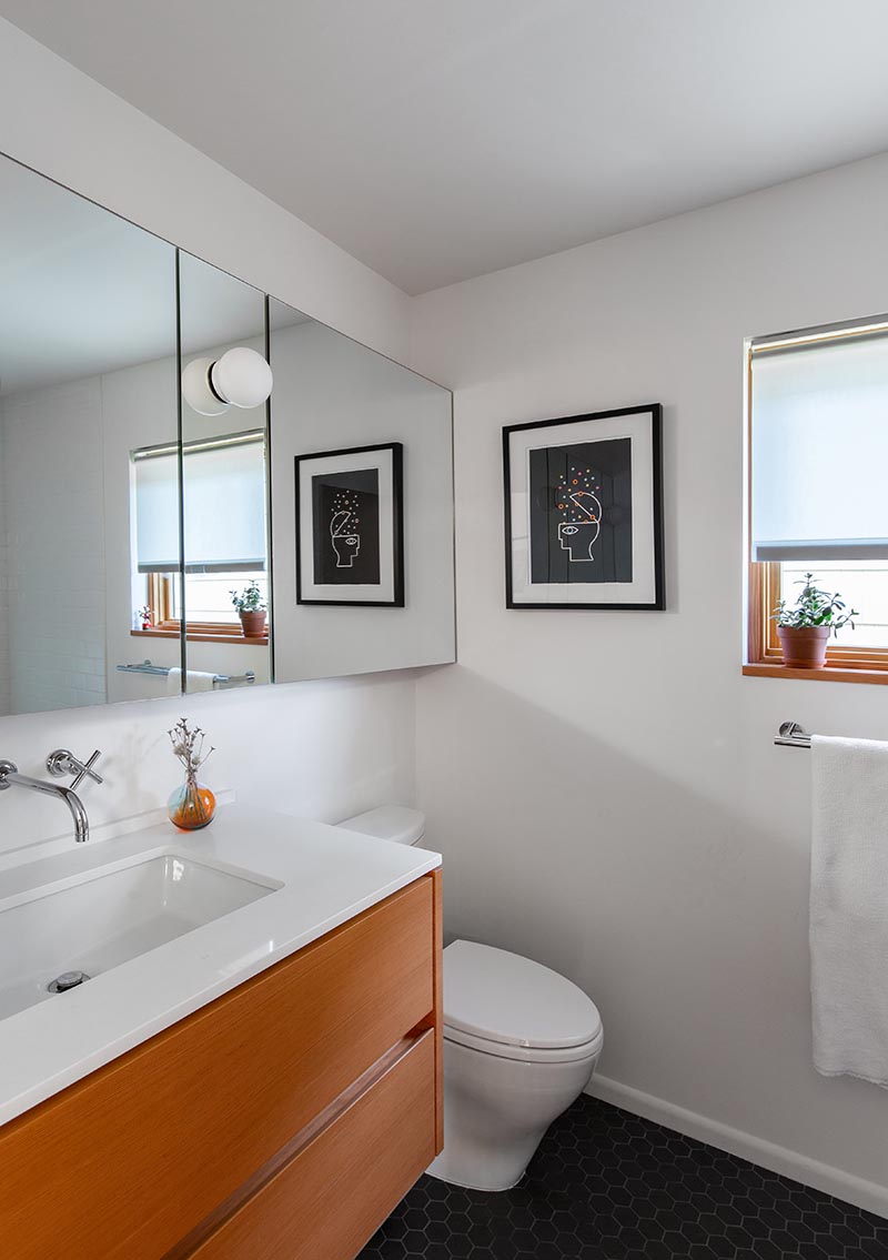 AFTER PIC - В рамках проекта реконструкции базирующаяся в Сиэтле компания SHED Architecture & amp; Дизайн изменил устаревшую ванную комнату и довел ее до современных стандартов. # Ремонт ванной # Ремонт ванной