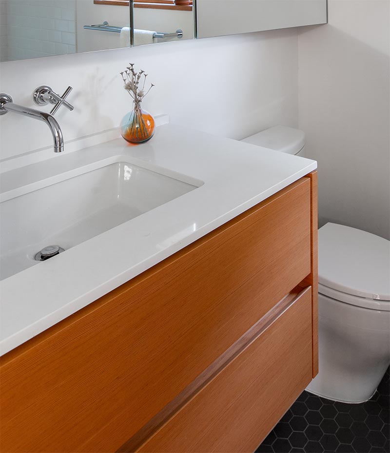 Реконструкция ванной комнаты - устаревший туалетный столик кремового цвета с соответствующей кафельной столешницей был заменен парящим деревянным туалетным столиком с фарфоровой раковиной под столешницей и 3/4 дюйма Столешница Caesarstone. #BathroomVanity #BathroomRemodel #ModernBathroom