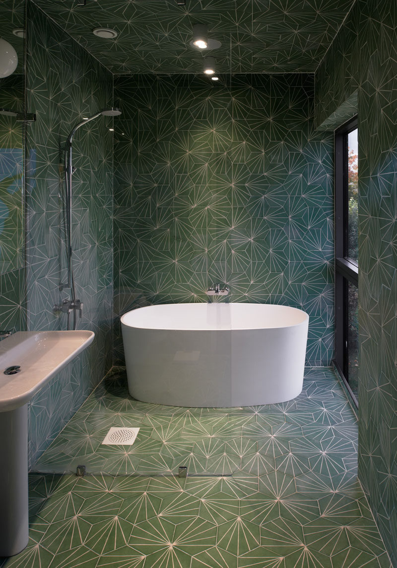 Идея плитки для ванной - используйте одну и ту же плитку на полу и стенах | Зеленая плитка с таким же узором была использована не только на стенах и полах этой ванной комнаты, но и на потолке!