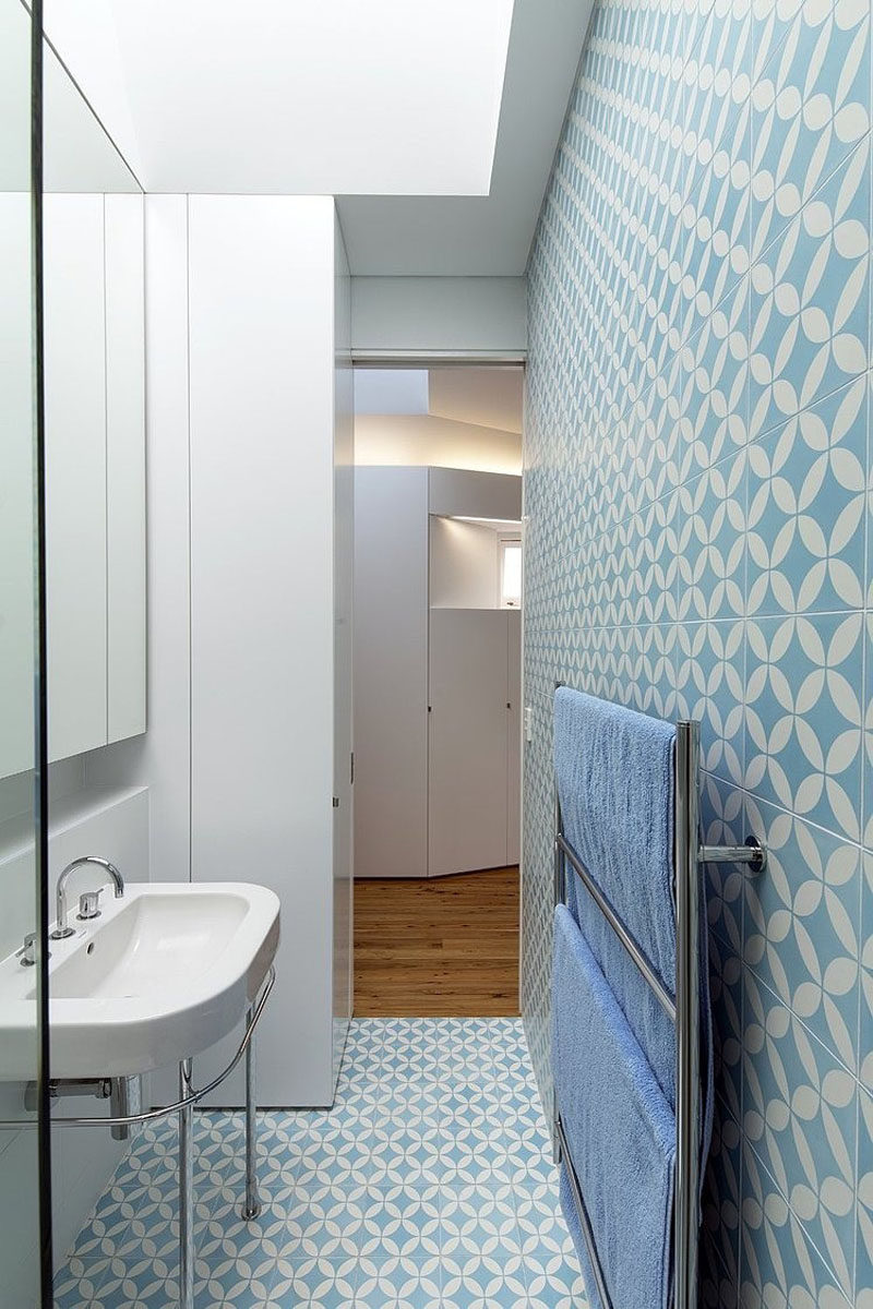 Идея плитки для ванной - используйте одну и ту же плитку на полу и стенах | Стены и пол этой ванной комнаты покрыты синей и белой плиткой, чтобы оживить и наполнить пространство.