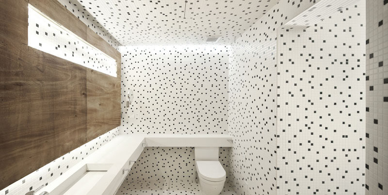 Идея плитки для ванной - используйте одну и ту же плитку на полу и стенах | Маленькие черные и белые квадратные плитки были расположены случайным образом, чтобы создать вид в горошек на полу и стенах этой ванной комнаты.