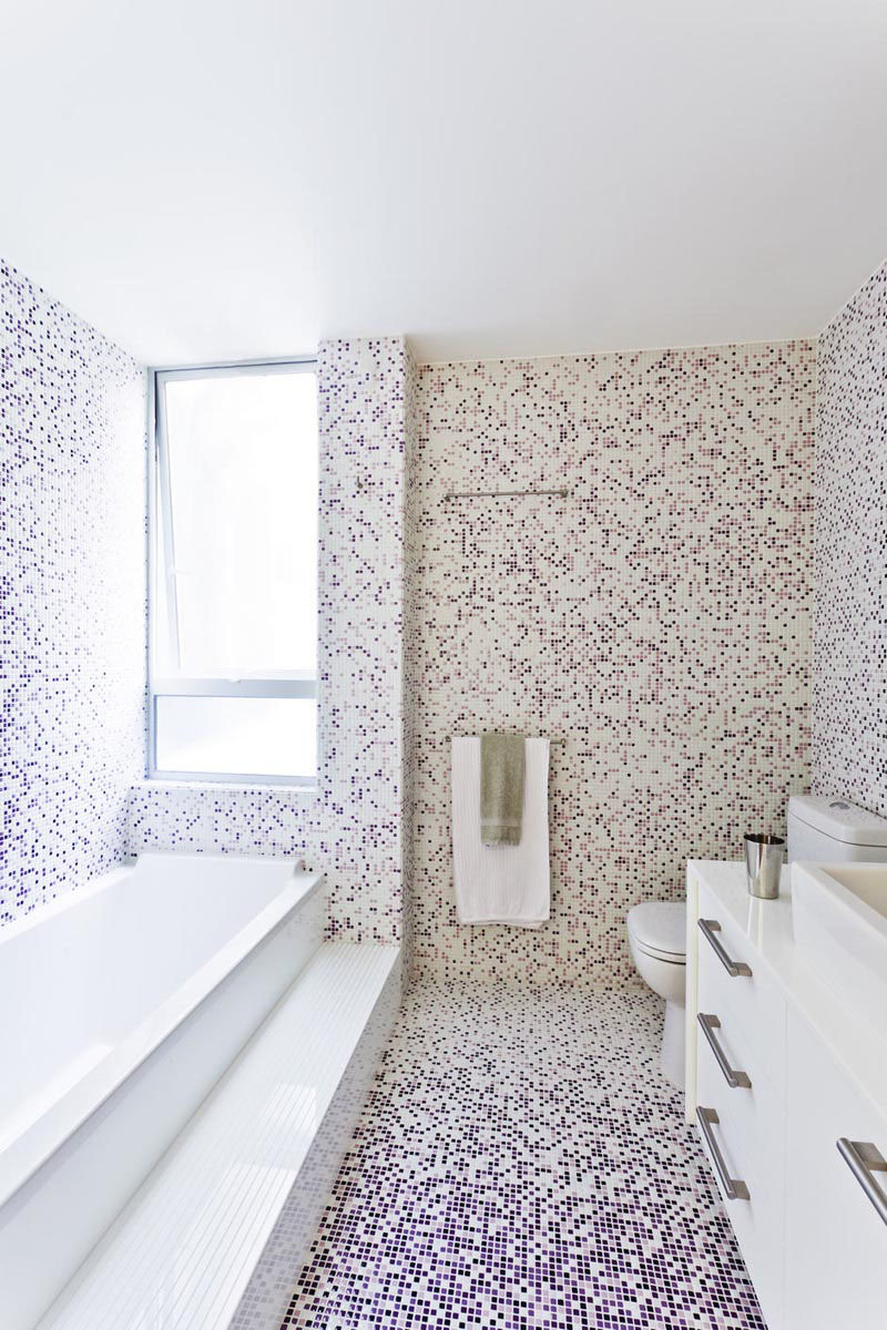 Идея плитки для ванной - используйте одну и ту же плитку на полу и стенах | Полы и стены этой яркой ванной комнаты выложены крошечной фиолетовой и белой плиткой для создания пиксельного эффекта.