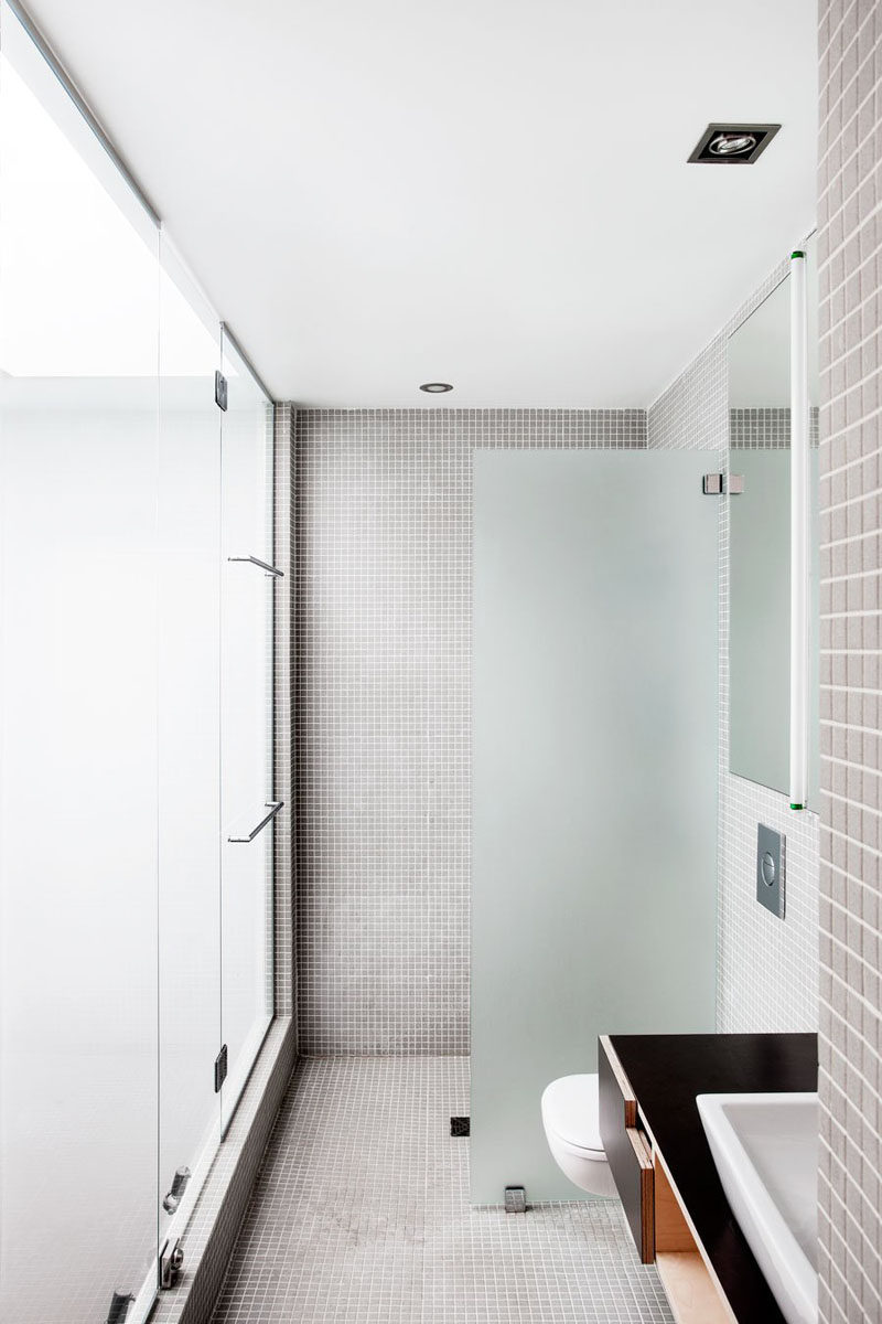 Идея плитки для ванной - используйте одну и ту же плитку на полу и стенах | Серая плитка, использованная на полу и стенах этой ванной комнаты, создает нейтральное и расслабляющее пространство.