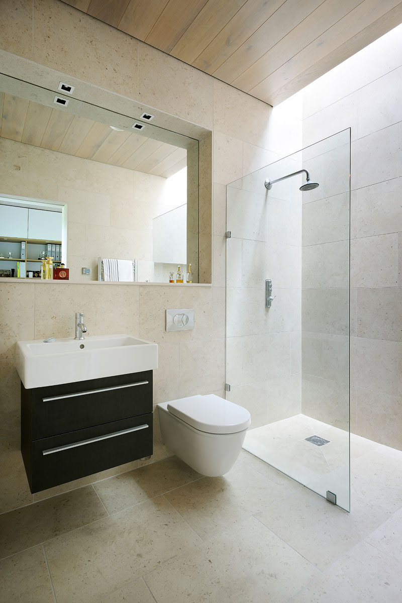 Идея плитки для ванной - используйте одну и ту же плитку на полу и стенах | Нейтральная квадратная плитка на стенах и полу ванных комнат помогает расслабить пространство и позволяет легко расставлять акценты в любое время.
