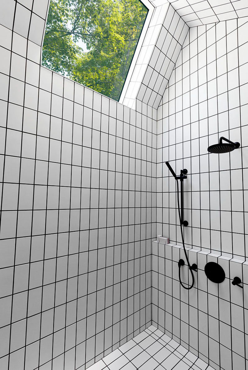 Идея плитки для ванной - используйте одну и ту же плитку на полу и стенах | Белая плитка, использованная на полу и стенах этой ванной комнаты, была покрыта черным раствором, чтобы соответствовать черной фурнитуре, что придает ванной суперсовременный вид.