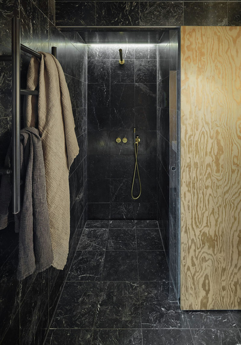 Идея плитки для ванной - используйте одну и ту же плитку на полу и стенах | Черная мраморная плитка на полу, стенах и потолке этой маленькой ванной комнаты в сочетании с холодной и черной фурнитурой придает помещению роскошный вид.