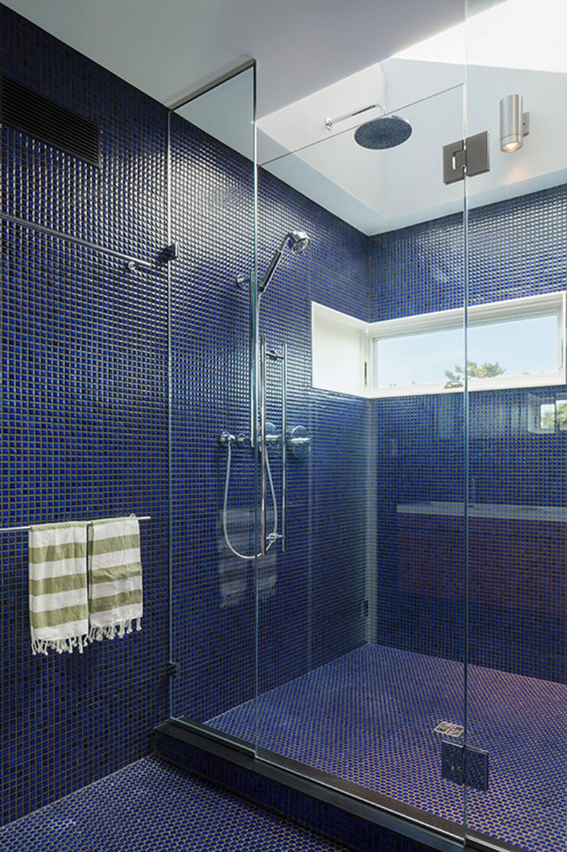 Идея плитки для ванной - используйте одну и ту же плитку на полу и стенах | Эти маленькие голубые плитки, покрывающие пол и стены, придают ванной комнате текстурный вид и заменяют необходимость в цветной краске.