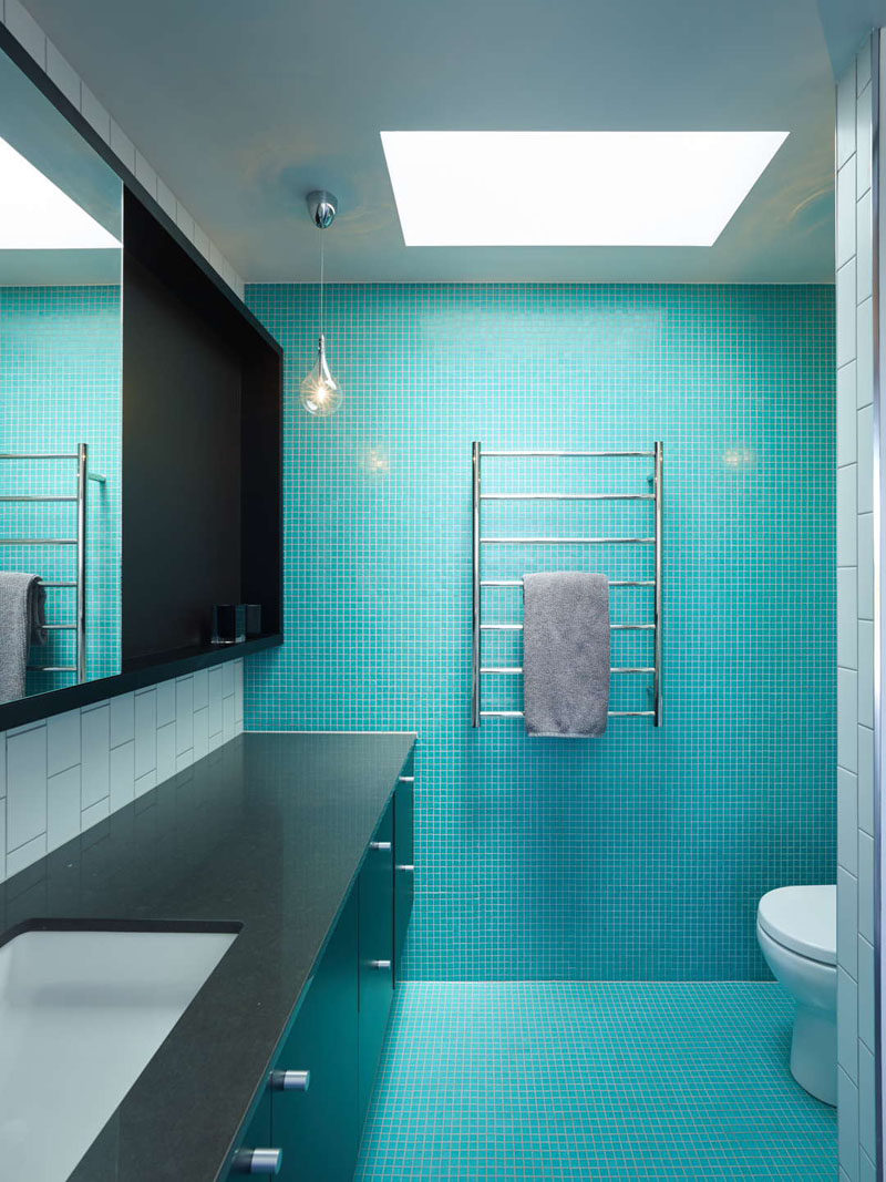 Идея плитки для ванной - используйте одну и ту же плитку на полу и стенах | Крошечные ярко-синие плитки покрывают пол и одну из стен в этой ванной, чтобы добавить яркую яркость.