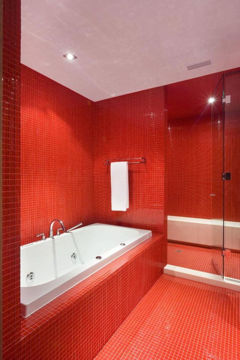 Идея плитки для ванной - используйте одну и ту же плитку на полу и стенах | Ярко-красная квадратная плитка покрывает пол и стены этой ванной комнаты, делая акцент на вашем входе.