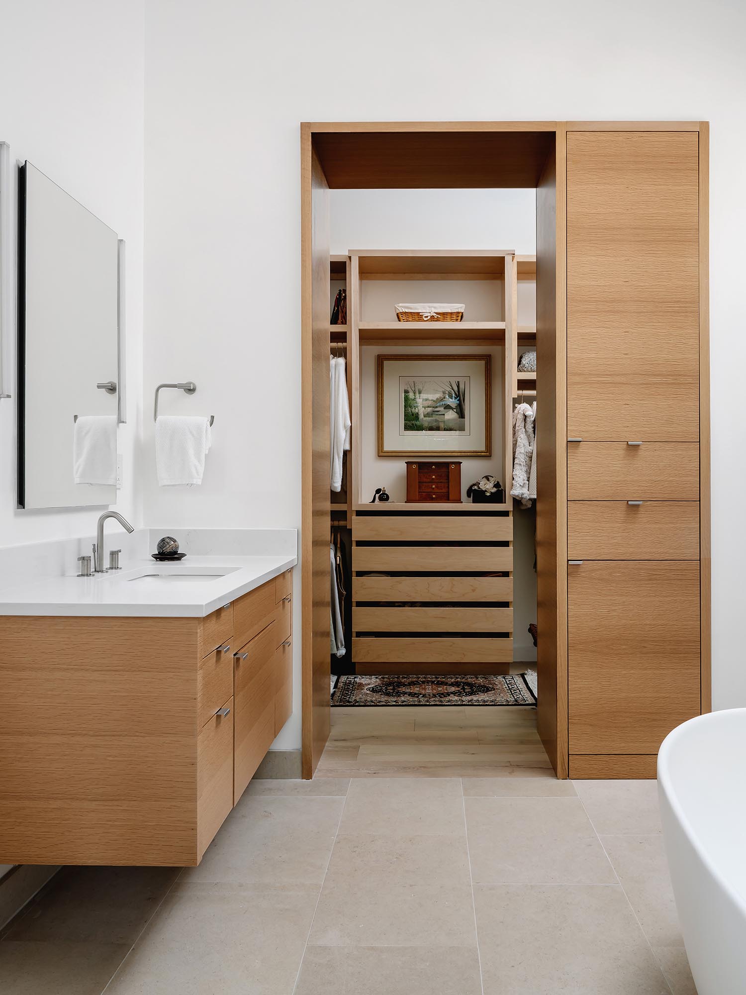 В собственной ванной комнате, к которой примыкает гардеробная, есть отдельно стоящая ванна, отдельный туалетный столик и известняковые полы и стены.