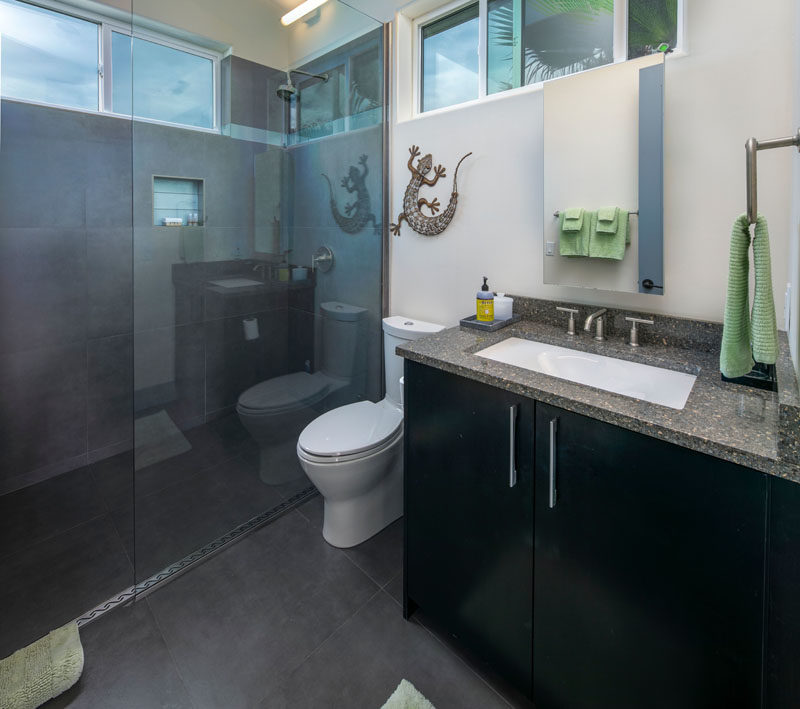 Идеи для ванных комнат - окна в верхней части этой небольшой ванной комнаты обеспечивают естественный свет, а стеклянная перегородка для душа позволяет свету проходить по всей комнате. # Дизайн ванной # Маленькая ванная