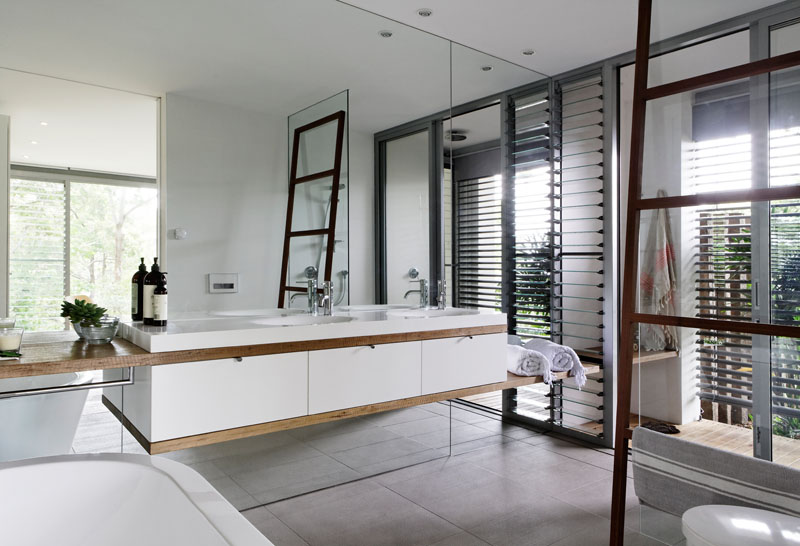  В этой ванной комнате стена из зеркал помогает отражать свет из окон, а также делает комнату больше. # Современная ванная # Дизайн ванной # Зеркало для ванной 
