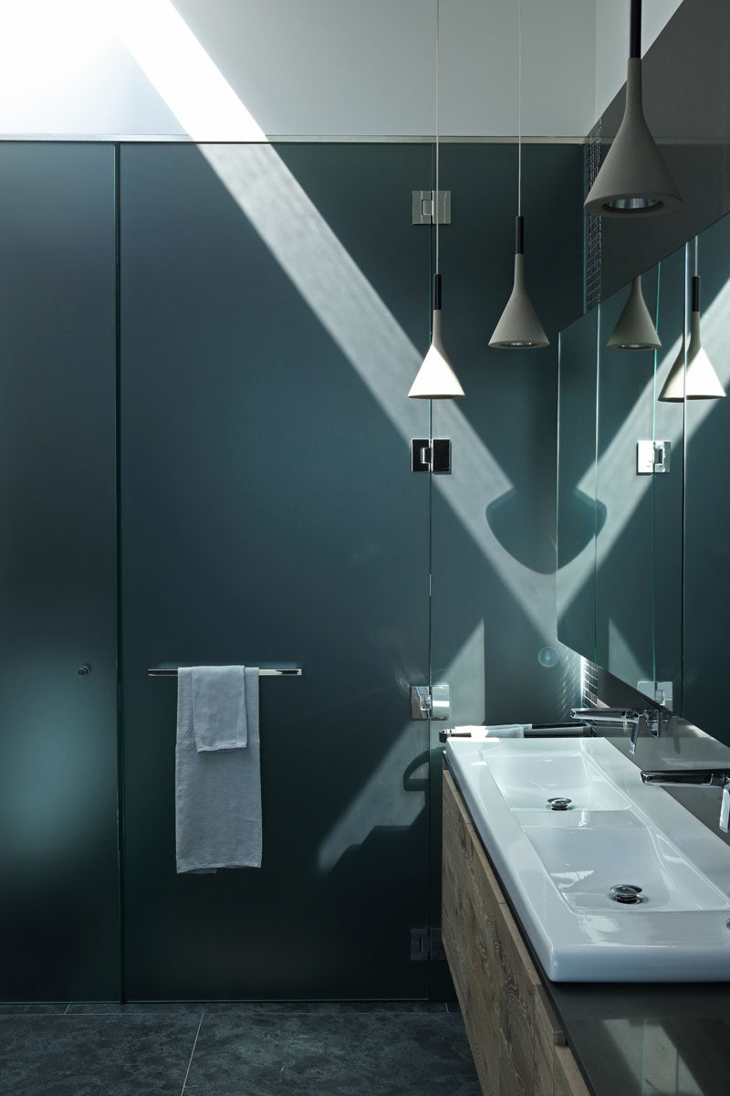  В этой современной ванной комнате душ и туалет скрыты от посторонних глаз матовым темным стеклом. # ВаннаяДизайн # Современный 