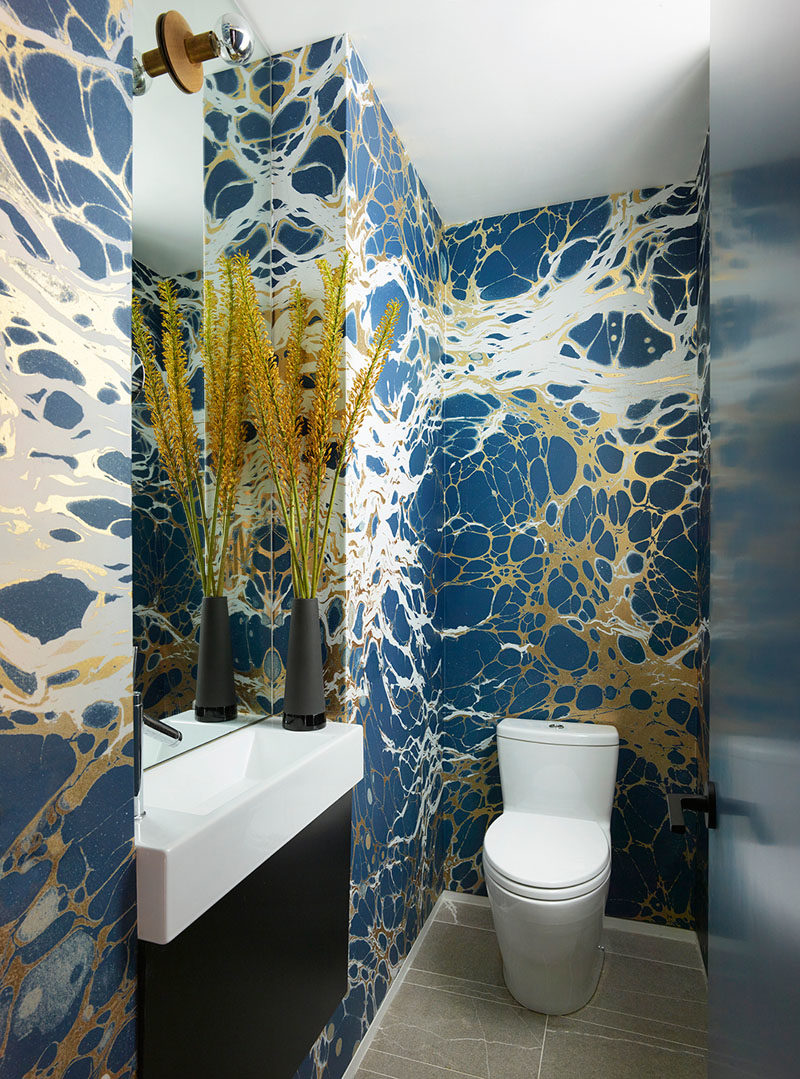 Идеи для ванных комнат - В этой современной ванной комнате стены оклеены обоями «Ночь» от Calico. #BathroomIdeas #BathroomDesign # BlueBathroom