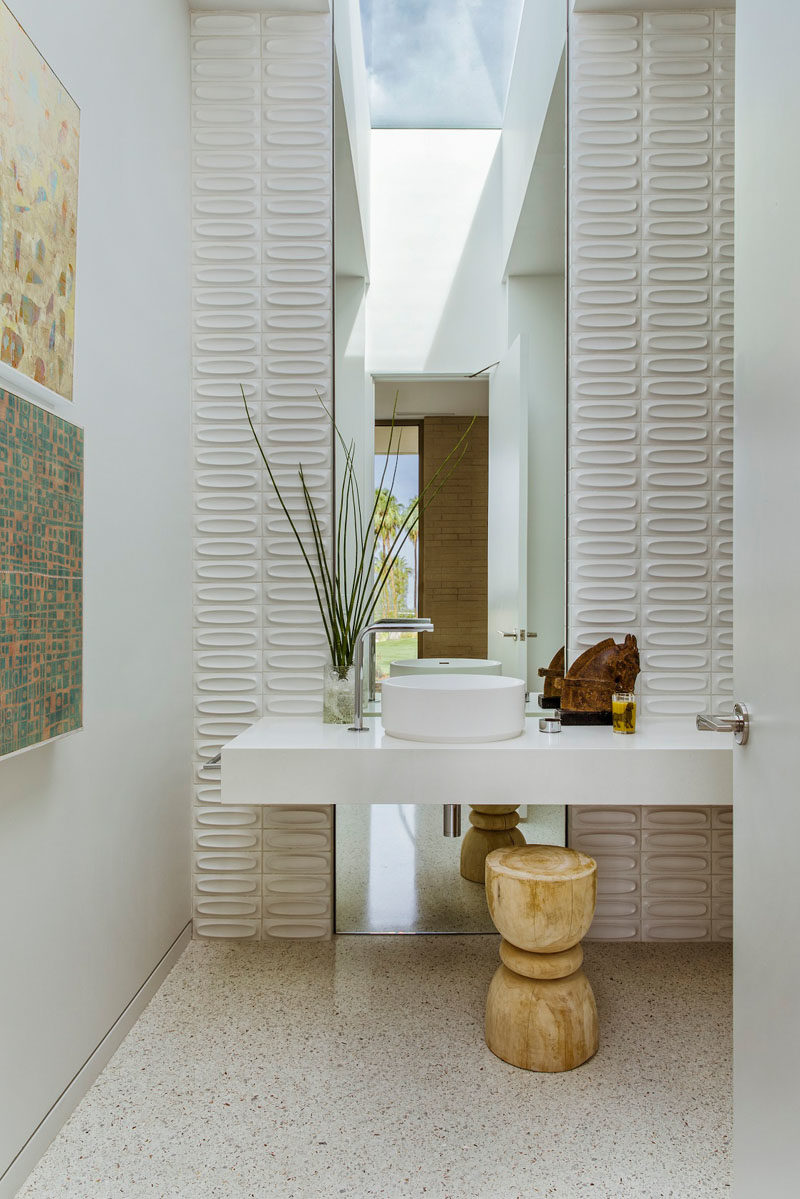 В этой современной ванной комнате есть высокое зеркало, которое отражает свет от потолочного окна, а плитка с обеих сторон придает комнате текстурный элемент. # Современная ванная # Мансардное окно # Дизайн ванной комнатыИдеи